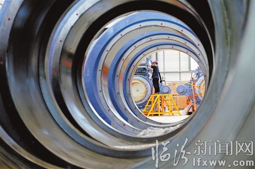 山西運(yùn)達(dá)風(fēng)電設(shè)備 工人對(duì)齒輪箱機(jī)組進(jìn)行裝配作業(yè)